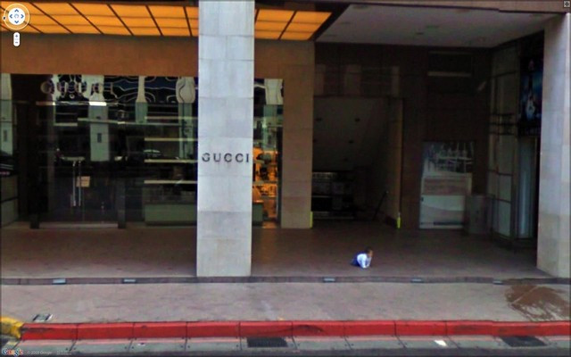 Bức ảnh chụp từ Google Street View này sẽ khiến nhiều ông bố bà mẹ lạnh người: Một em bé bò ra đường khi không có người lớn xung quanh.