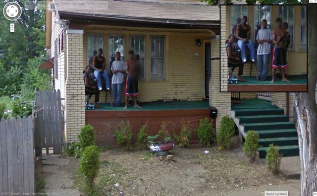 Một băng nhóm tội phạm cũng bất ngờ xuất hiện trong bức ảnh chụp từ Google Street View.