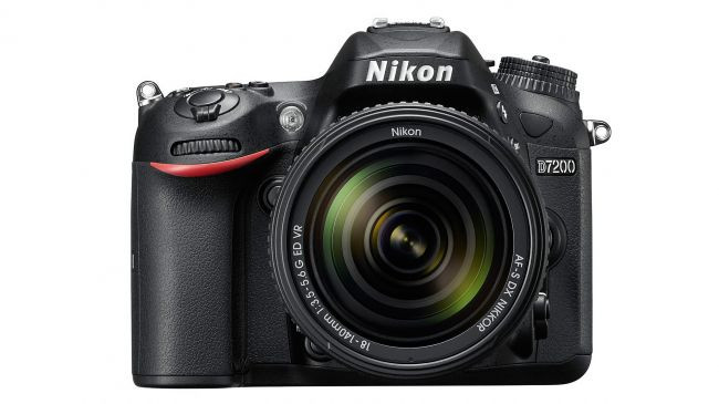 Vị trí số 3 trong 10 mẫu máy ảnh DSLR tốt nhất 2015 thuộc về Nikon D7200. Đa năng, mạnh mẽ và chất lượng tuyệt hảo - model lý tưởng cho dân mê nhiếp ảnh.Cảm biến - APS-C, 24,2 Mp | Ống kính - Nikon DX, FX | Màn hình - 3,2-inch, 1.229K chấm | Ống ngắm - Quang học | Chụp liên tục - 6 fps | Quay phim - 1080p | Trình độ người dùng - Nhiếp ảnh hạng trung. Giá chính hãng - 26,1 triệu đồng (1.200 USD).