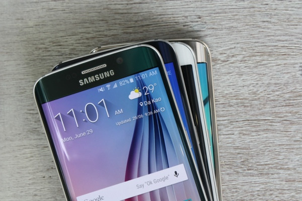 Mặt màn hình cong về hai phía khiến S6 Edge có kiểu dáng độc đáo.