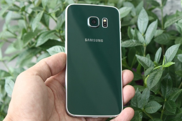 Ra ánh sáng trời, màu xanh này của S6 Edge rất nổi bật.