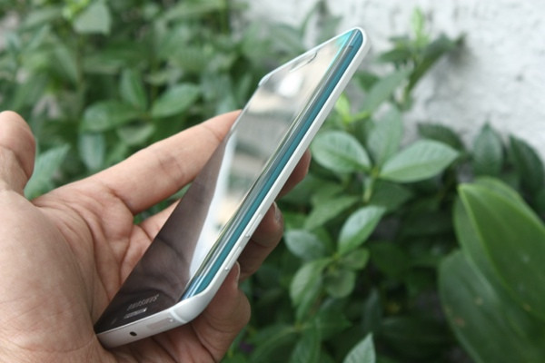 Ở góc nhìn này có thể thấy phần viền máy và nơi đặt logo Samsung có hai màu xanh khác nhau, tùy ánh sáng chiếu vào máy.