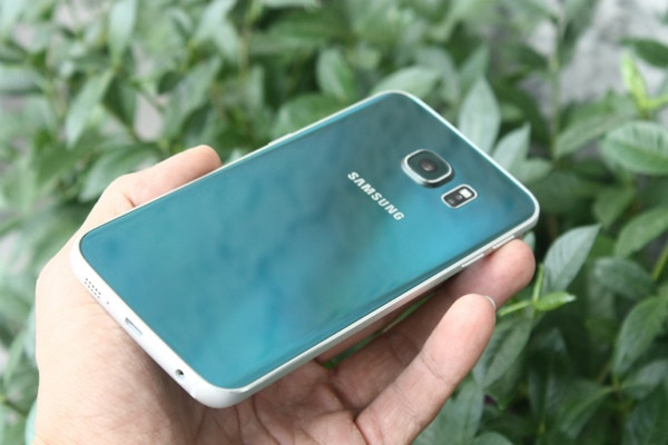 Ở góc độ khác, S6 Edge sẽ ra một màu xanh khác hơn. Ở những điểm có bóng đen trên lưng máy, màu xanh cũng khác so với tổng thể.