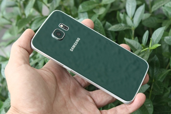 Mặt sau của phiên bản điện thoại Samsung S6 Edge này là mặt kính, khi xoay đúng góc nó sẽ có màu xanh ngọc lục bảo rất đẹp.