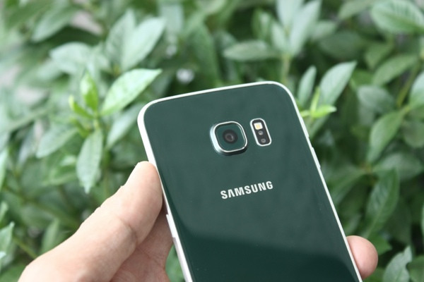 Viền kim loại và màu xanh lục bảo kết hợp với nhau khiến s6 Edge rất cao cấp