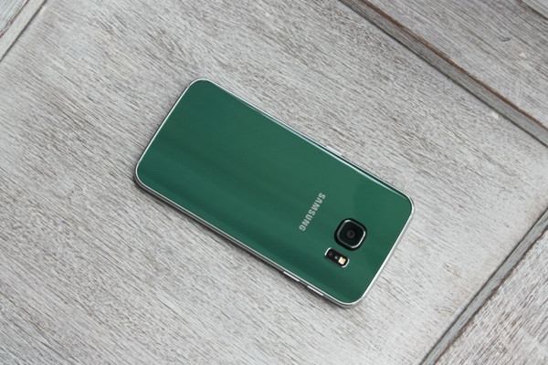 Ở bên ngoài, khi nhìn bằng mắt thường ở mọt góc thích hợp, chiếc S6 Edge thực sự lên màu rất bắt mắt.