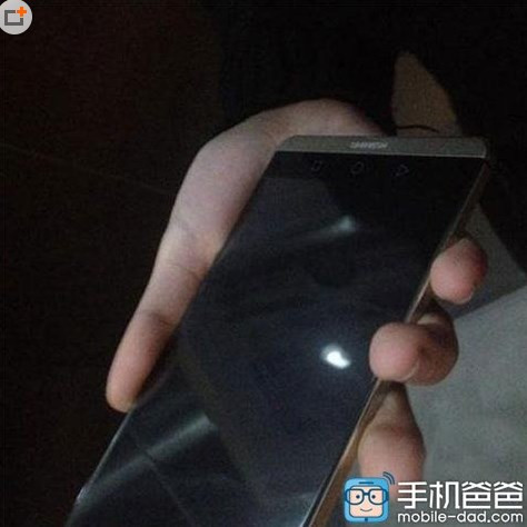 5. Huawei Mate 8. Danh mục điện thoại sẽ ra mắt vào năm 2015 của Huawei bao gồm 2 mẫu smartphone Huawei P8, Huawei D8 và Huawei Mate 8 – phiên bản tiếp theo của Mate7. Được biết, mẫu điện thoại này sở hữu màn hình hiển thị 6 inch với độ phân giải 1440 x 2560, 64-bit Kirin 930 SoC với CPU octa-core. Thêm vào đó, Mate 8 còn được Huawei trang bị camera sau 20,7MP, máy quét vân tay và hỗ trợ 4G LTE Cat.6. Vì vậy, Mate 8 sẽ được bán với giá 650 USD khi xuất hiện vào mùa thu này.