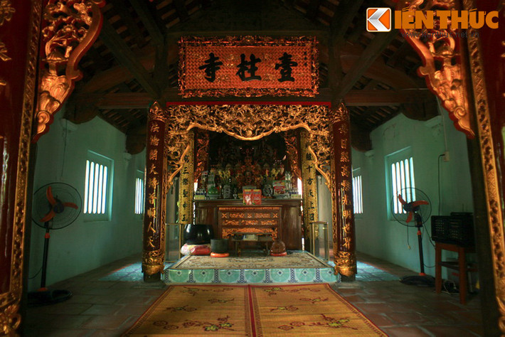 Bên trong chính điện.