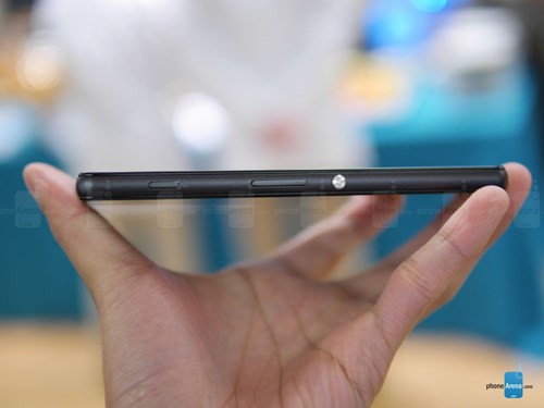 Tuy nhiên, so với những người anh em của mình, Xperia Z4v có phần nặng và dày hơn vì đã được Sony tăng dung lượng pin lên mức 3.000mAh và hỗ trợ tính năng sạc không dây.