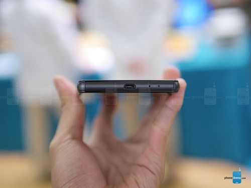 Bên cạnh thay đổi này, chiếc Xperia Z4v còn được nâng độ phân giải màn hình lên mức Quad HD (1.440x2.560 pixel), cao hơn mức Full HD trên 2 người “anh em” Xperia Z4 và Xperia Z3+ vừa cập bến thị trường Việt Nam.