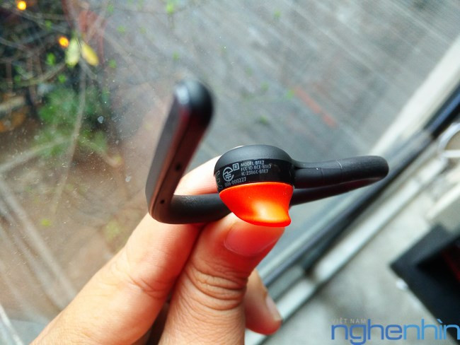 Theo bảng thông số kỹ thuật, Jabra Storm có thời gian sạc chỉ mất khoảng 2 giờ đồng hồ, ở điều kiện sử dụng thông thường thiết bị có thể hoạt động đến khoảng 3 ngày mới phải sạc lại pin.