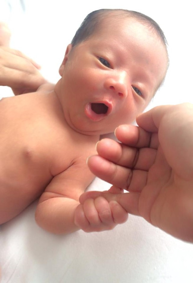 "...Mà độ khéo léo của nó thì có thừa, nước rỏ tong tỏng ra đệm. Chưa kể bản tính hiếu động nên nó chẳng thể yên, nhấp nha nhấp nhổm. Mỗi động tác của nó làm mình thót tim chỉ sợ vồ vào thằng bé…. ".