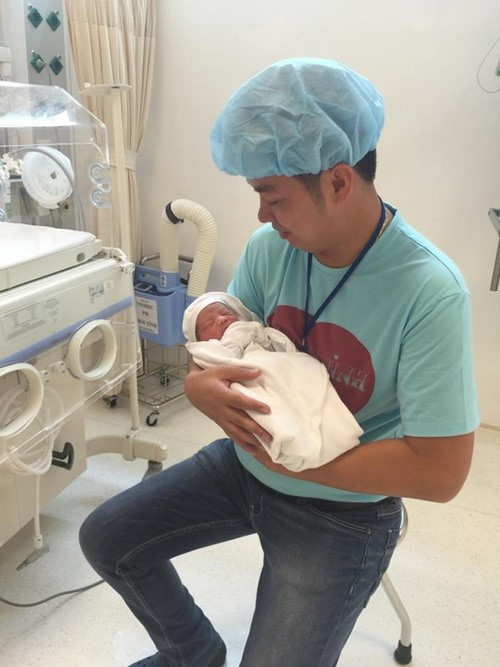 Linh cho biết, sau khi rời viện về nhà, chỉ 4 ngày đầu cô đã sút mất 3,5kg. Tuy nhiên, việc đó không hề hấn gì bởi cân nặng của con trai Thái Thùy Linh đã nhích lên sau 10 ngày tuổi và đó là điều chị mừng hơn cả.
