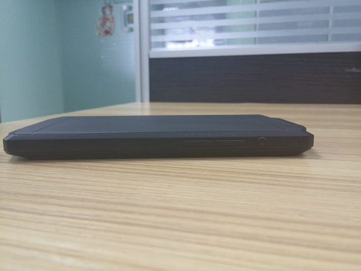 Oukitel đã gửi đến PhoneArena một số bức ảnh về bản mẫu (dummy) của chiếc smartphone có pin dung lượng cực lớn này.