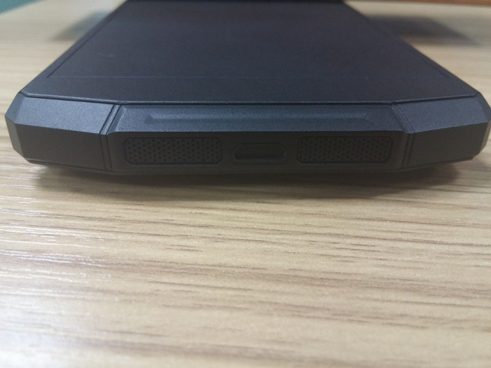 Mới đây, công ty Trung Quốc lại tiếp tục gây sốt với bản mẫu (dummy) của chiếc smartphone với pin dung lượng 10.000 mAh.