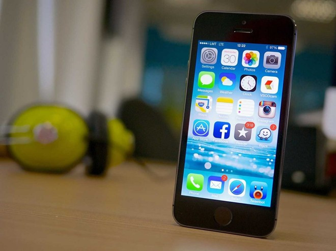 iOS 7. iOS 7 được xem là nền tảng mang tính cách mạng từ Apple với giao diện iPhone phẳng, nhiều màu sắc do đích thân Jony Ive thiết kế.Bên cạnh giao diện mới, iOS 7 còn giới thiệu tính năng nhận diện vân tay Touch ID, tính năng chuyển dữ liệu không dây AirDrop và cải thiện khả năng đa nhiệm.