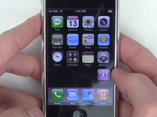 iPhone OS 1.0. Apple giới thiệu iPhone đời đầu ngày 9/1/2007. Theo chia sẻ ban đầu của Steve Jobs, chiếc iPhone này chạy OS X - cùng phiên bản hệ điều hành với máy Mac. Tuy nhiên, Apple sau đó đổi tên nền tảng di động thành iPhone OS khi mở cửa cho các nhà phát triển. iPhone OS đời đầu chưa có App Store. Người dùng không thể tải và cài đặt ứng dụng từ các bên thứ 3.