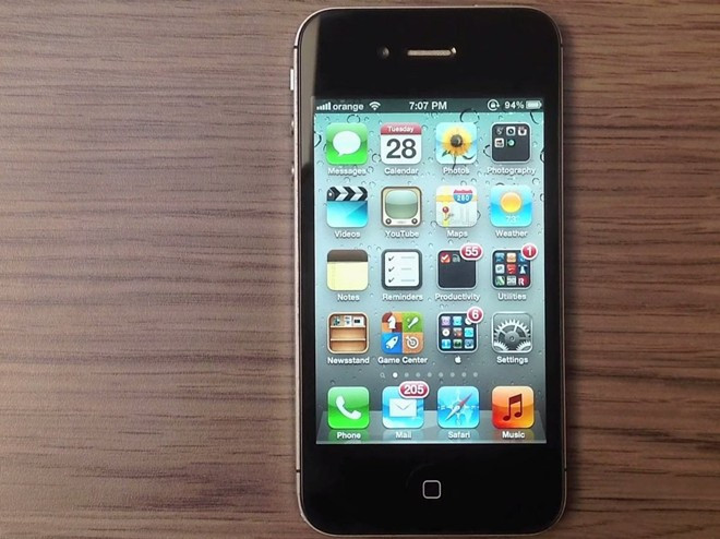 iOS 5. Siri lần đầu tiên ra mắt cùng iOS 5. Ứng dụng này được Apple mô tả là “người trợ lý ảo thông minh”. Đây cũng là lần đầu tiên hãng giới thiệu iMessage, cho phép nhắn tin miễn phí giữa người dùng iPhone với nhau, cạnh tranh với BBM từ BlackBerry.iOS 5 cài đặt sẵn trên iPhone 4S.