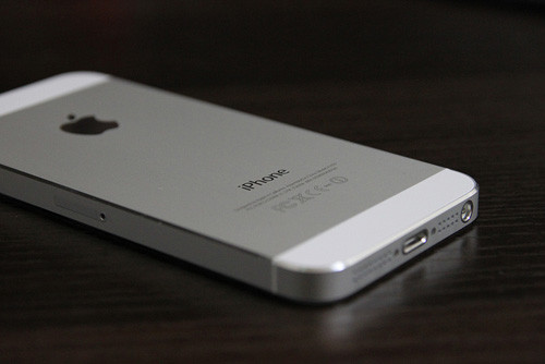 1. iPhone 5 bản Quốc tế - Chưa active (Mới 100%- Chưa kích hoạt) - Giá tham khảo: 5.9 triệu. Ở trong phân khúc smartphone tầm giá 5 triệu thì iPhone 5 quả là ứng cứ viên “sáng giá” nhấtvới kế tinh tế, phần cứng ưu việt và hệ điều hành cực thân thiện và thông minh của các sản phẩm đến từ Apple. Nếu bạn còn đang phân vân về chất lượng và nguồn gốc sản phẩm thì lại càng có thể hoàn toàn yên tâm vì đây là loạt máy còn chưa kích hoạt bảo hành (chưa qua sử dụng- mới 100%).