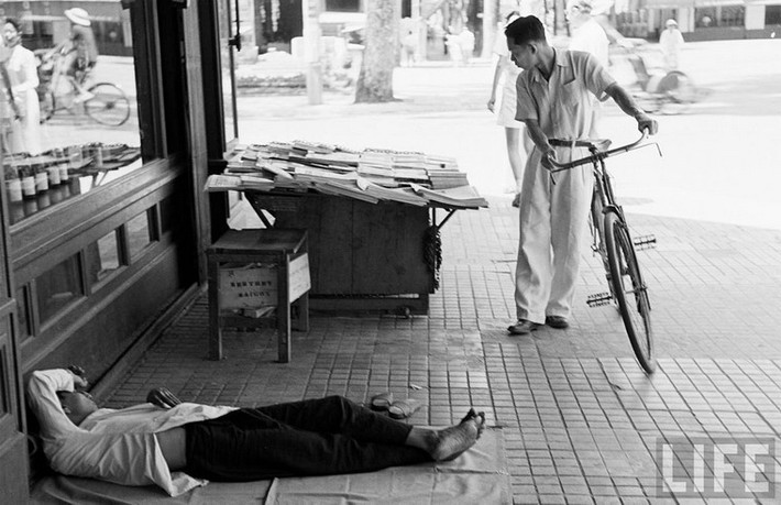 Quầy bán báo vỉa hè.