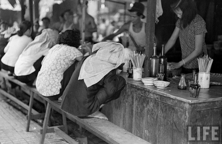 Thực khách ngồi chồm hổm trong một quán ăn.