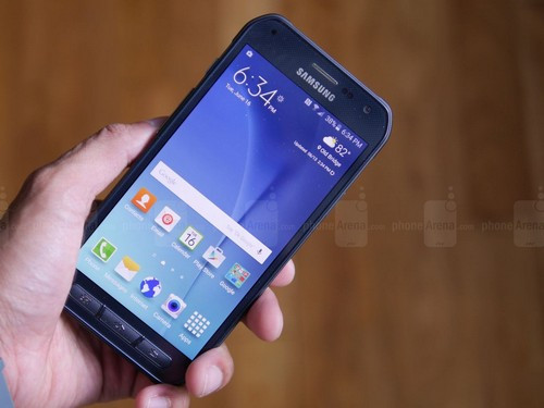 Tuy nhiên, đáng chú ý là chiếc Galaxy S6 Active còn được Samsung trang bị nút chức năng mặc định cho phép kích hoạt chế độ Activity Zone giúp người dùng truy cập nhanh chức năng mở đèn flash LED, đếm ngược thời gian, la bàn hay đo áp suất khí quyển.