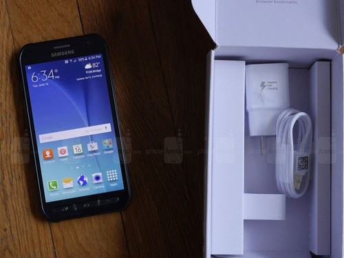 Loạt hình ảnh “đập hộp" chiếc Galaxy S6 Active phiên bản bán qua nhà mạng AT&T (Mỹ) do trang PhoneArena cho thấy kèm theo sản phẩm là cáp micro USB, bộ sạc nhanh và tài liệu hướng dẫn sử dụng.
