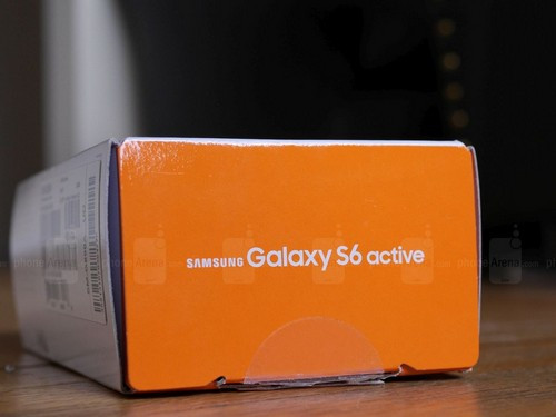 Smartphone siêu bền Samsung Galaxy S6 Active về cơ bản cũng chính là chiếc điện thoại hàng “đỉnh” Galaxy S6 nhưng trang bị pin dung lượng cao hơn và bộ giáp trông hầm hố hơn, giúp bảo vệ máy an toàn khỏi những va đập, thấm nước hay bụi bẩn từ môi trường xung quanh.