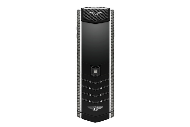 Sản phẩm chính được thức bán ra vào tháng 9/2015 với giá 14.500 bảng Anh (khoảng 22.800 USD).