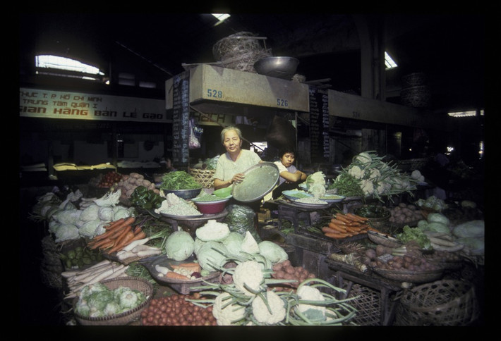 Hàng rau quả trong chợ Bến Thành.