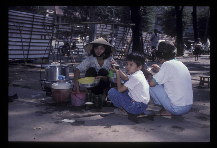 Quà vặt cạnh nhà thờ Đức Bà.