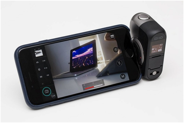 Thông qua một phần mềm miễn phí trên iOS, người dùng có thể sử dụng rất dễ dàng DxO ONE thông qua các thiết lập có sẵn trên màn hình như: khẩu độ (f /1.8 đến f /11), tốc độ màn trập (15s đến 1/8000s), ISO (100 đến 51200), và chế độ chụp ( Scene, Speed, Aperture Priority, hoặc Full Manual).