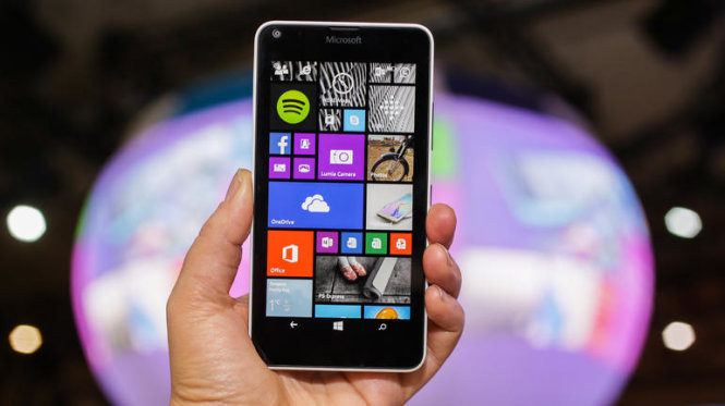 Khác với Lumia 640 XL giá vượt 4 triệu đồng, dòng Lumia 640 có giá bán lẻ 3.690.000 VNĐ thuộc phân khúc smartphone tầm giá 3 triệu màn hình lớn 5-inch độ phân giải HD (720p), cấu hình cạnh tranh gồm: chip bốn nhân Qualcomm Snapdragon 400 1,2GHz, RAM 1GB, bộ nhớ trong 8GB (hỗ trợ thẻ nhớ lên tối đa 128GB). Máy có camera 8MP và pin 2500 mAh.