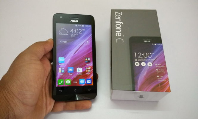 Asus Zenfone C - phiên bản smartphone giá rẻ của Asus giảm 200 ngàn, từ 2.390.000 VNĐ còn 2.190.000 VNĐ. Có thiết kế giống với Zenfone 4, dòng Zenfone C có kích cỡ màn hình 4,5-inch, màn hình chưa đạt HD, ở mức 854 x 480 pixel, dùng chip hai nhân Intel Atom Z2520 1,2GHz, 1GB RAM và 8GB bộ nhớ trong. Camera chính 5MP, pin 2100 mAh và chạy trên nền Android 4.0 Ice Cream Sandwich.