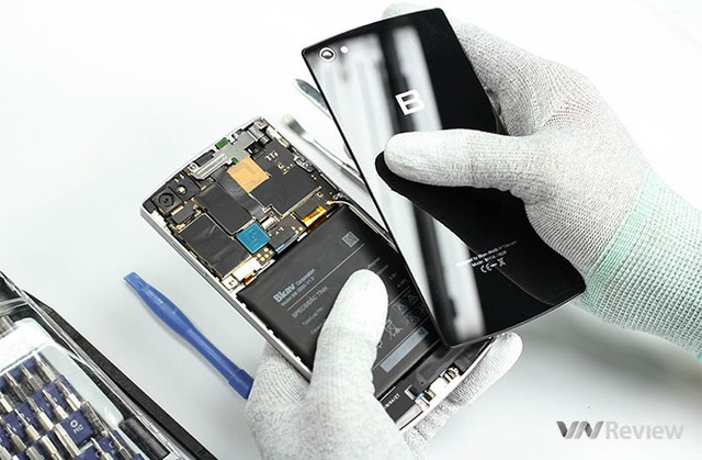Tiếp đến chỉ cần đẩy nhẹ để tháo mặt lưng phía sau được gắn với thân máy qua các ngàm đỡ.