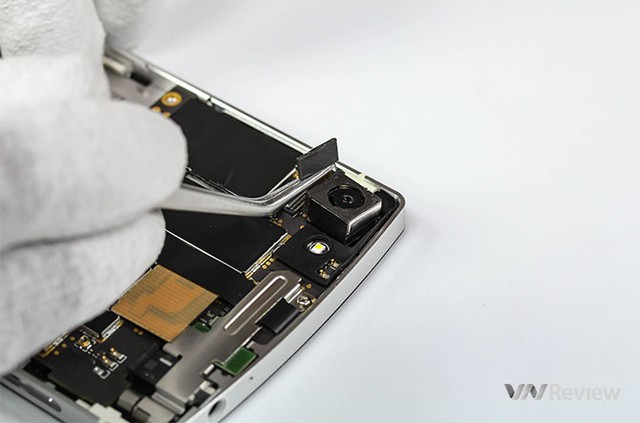 Cụm camera này được gắn với bo mạch qua đầu nối.