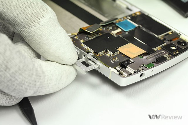 Bphone hỗ trợ chuấn SIM nhỏ thuộc loại Nano-SIM.