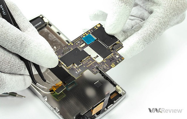 Sau khi tháo các con ốc và một số thành phần kết nối với mạch chính như khay SIM, cụm camera và cụm mô tơ rung cùng với giắc âm thanh, việc nhấc bo mạch ra khỏi khung máy dễ dàng.