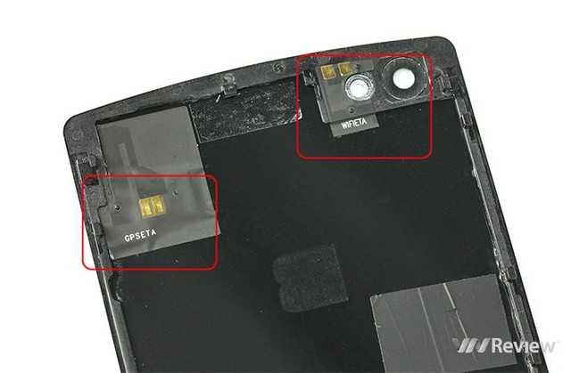 Một số ăng ten thu sóng GPS và Wi-Fi được tích hợp trực tiếp lên mặt lưng, có chân đồng tiếp xúc với bo mạch.