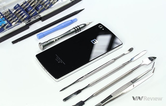 Bphone có thiết kế kim loại nguyên khối với chất liệu kính cường lực ở cả hai mặt trước và sau. Tuy vậy, việc tháo lắp lại khá đơn giản. Sau khi tháo hai con ốc vít phía dưới đáy máy, chỉ cần đẩy nhẹ là tháo được mặt lưng của máy được gắn với khung nhôm qua các ngàm giữ. Các bước tiếp theo cũng rất nhẹ nhàng.