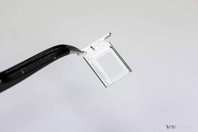 Khay SIM được in sẵn số IMEI của máy.