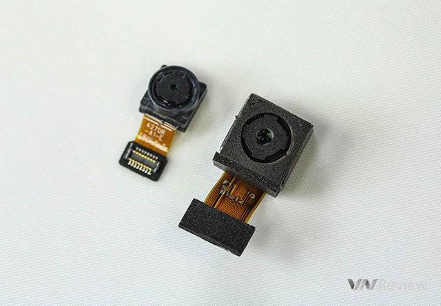 Hai module camera trước 5MP (bên trái) và camera sau 13MP (bên phải) sử dụng cảm biến của hãng OmniVision Technologies (Mỹ).