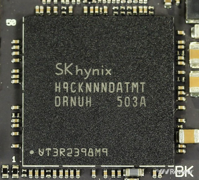 RAM 3GB của SK hynix, nhà cung cấp RAM và bộ nhớ flash nổi tiếng của Hàn Quốc. Phía dưới chip RAM này là bộ xử lý Snapdragon 801 lõi tứ 2.5GHz của Qualcomm (Mỹ). Kiểm tra trên phần mềm cũng cho thấy vi xử lý của máy là Snapdragon 801 lõi tứ 2.5GHz. Đây là giải pháp PoP (package on package) tích hợp RAM/bộ nhớ ở trên và vi xử lý phía dưới ở cùng một vị trí trên bo mạch giúp tối ưu việc thiết kế mạch.
