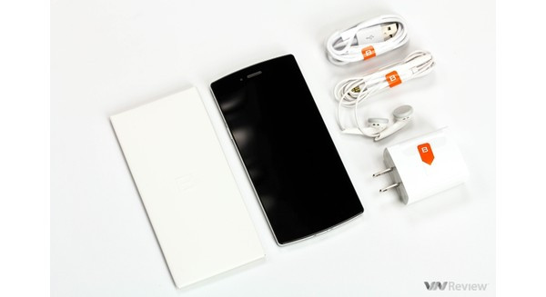 Chiếc Bphone chúng tôi đang có trên tay là phiên bản 16GB màu đen, là sản phẩm nằm trong lô hàng giao cho những khách hàng đặt mua qua mạng sớm nhất. So với phiên bản trước đây chúng tôi đã có cơ hội trải nghiệm nhanh tại buổi ra mắt, bản thương mại này đã có độ hoàn thiện tốt, đáng chú ý là vấn đề bị hở nhỏ ở mép nối giữa vỏ và thân máy không còn nữa.