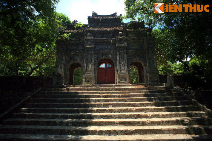 Chùa Báo Quốc tọa lạc trên đồi Hàm Long (phường Phường Đúc) cũng là một ngôi cổ tự danh tiếng của Huế.