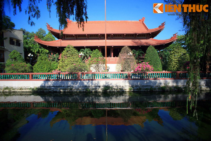 Tọa lạc tại đường Đỗ Năng Tế, phường An Lạc A, quận Bình Tân, chùa Huệ Nghiêm là ngôi chùa có khuôn viên rộng bậc nhất của Sài Gòn.