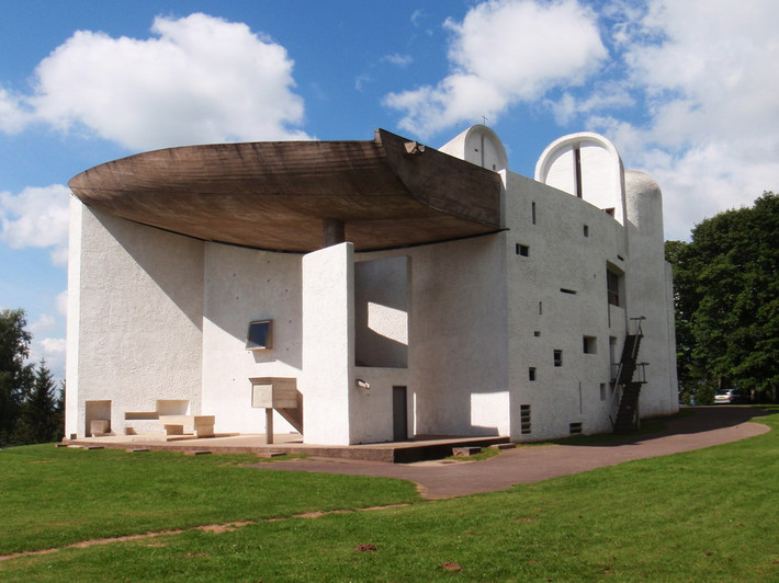 Nét độc đáo của nhà nguyện Notre Dame du Haut là phá bỏ mọi nguyên tắc kiến trúc truyền thống để định hình nên diện mạo công trình từ những đường cong tự nhiên, tượng trưng và ước lệ.