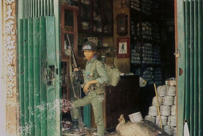 Phần lớn các cửa hàng không còn một bóng người, dù hàng hóa vẫn chất đầy.