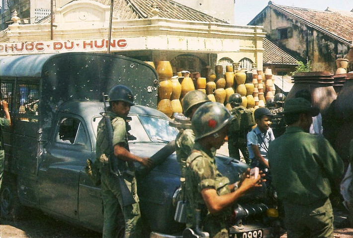 Phóng viên Lỗ Mạnh Hùng bên các phóng viên ảnh.