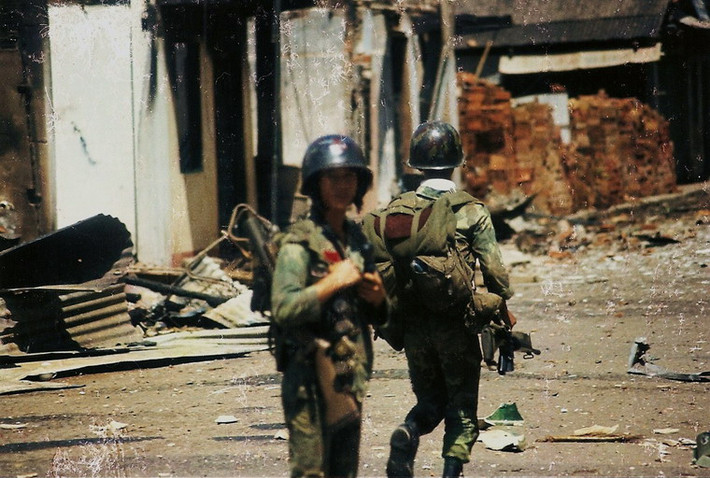 Một góc phố hoang tàn.